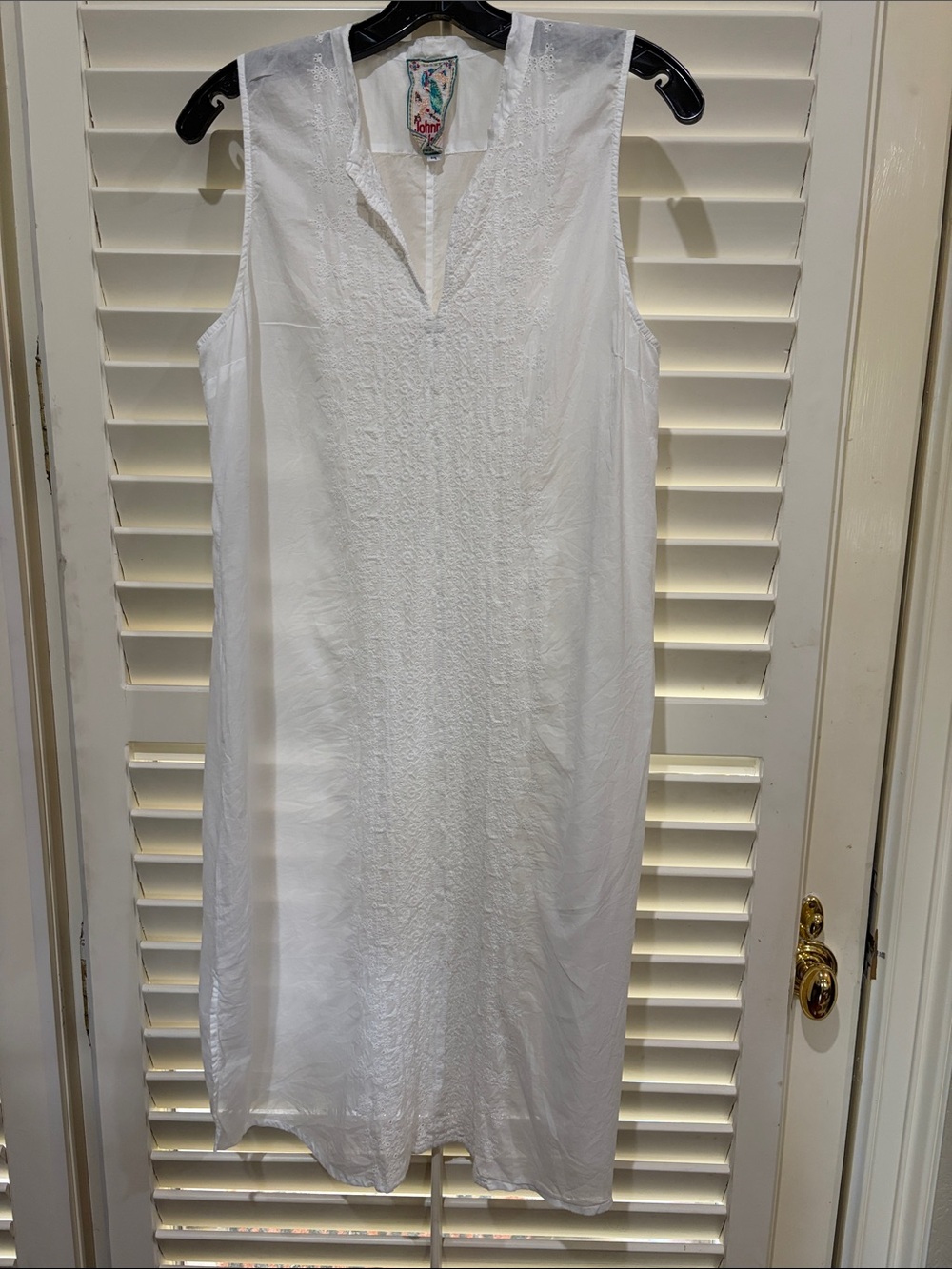 Johnny Was White Sleeveless Embroidered Shift Dress. Size  medium